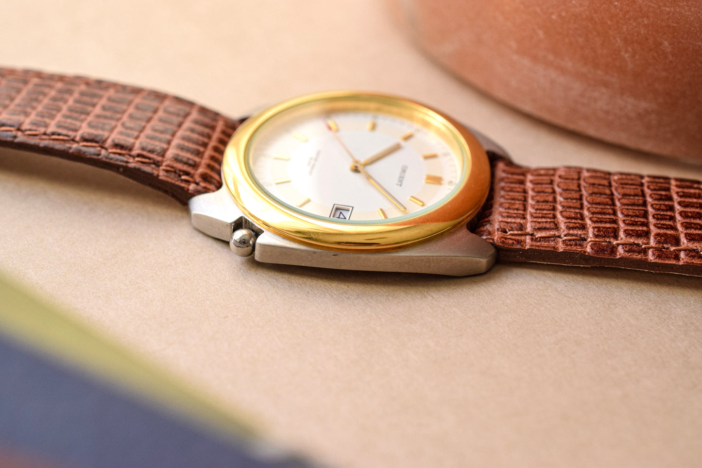 Neo-vintage Orient Two Tone Cushion Calendar