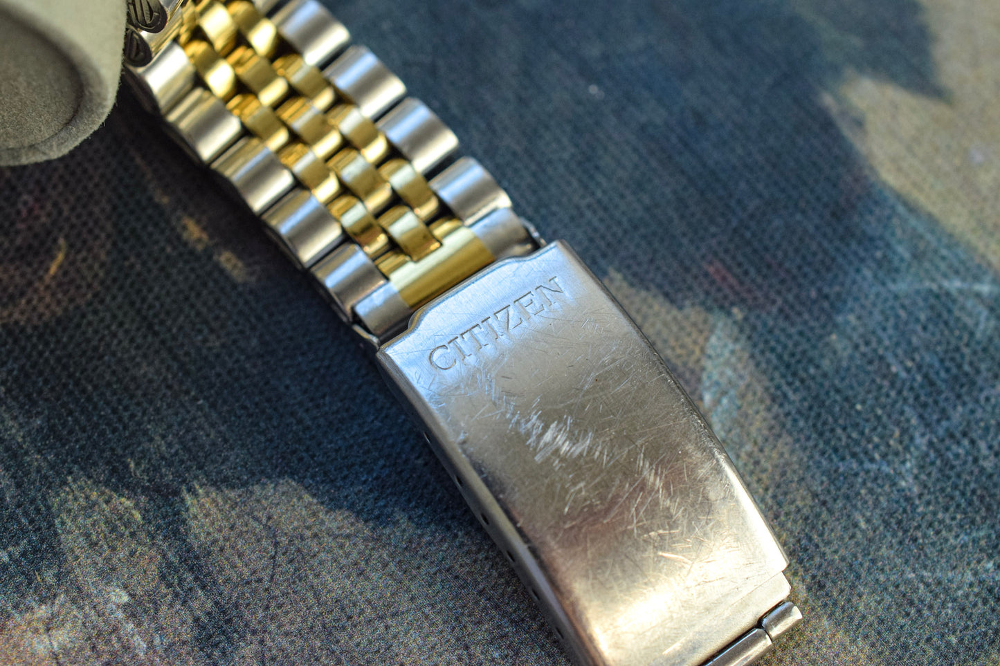 1985 Citizen CQ Two Tone Textured Gray Dial Day-Date