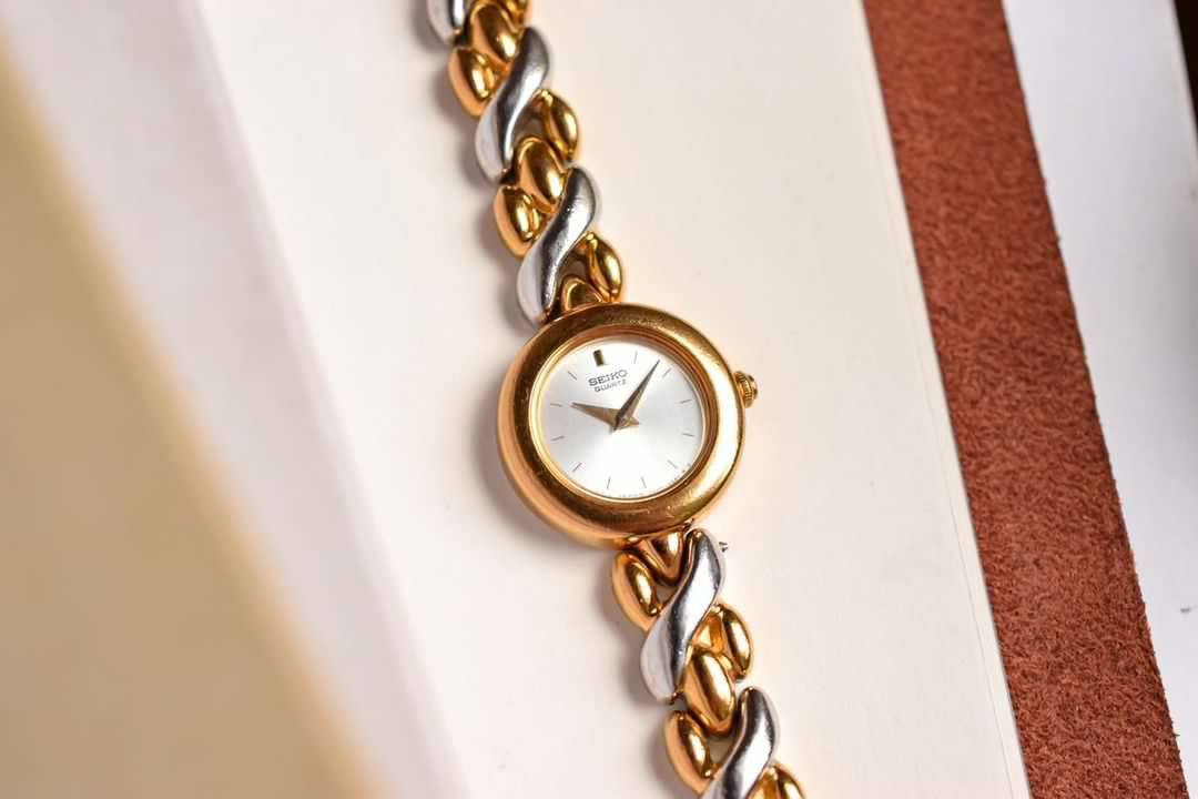 Vintage Ladies Seiko Ribbon Bracelet