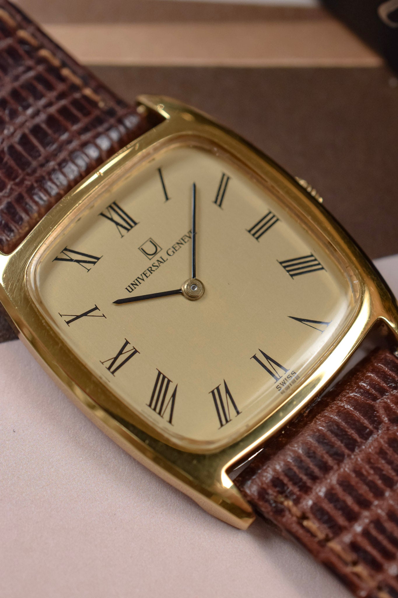 70s Mechanical Universal Geneve Roman Champagne Tonneau